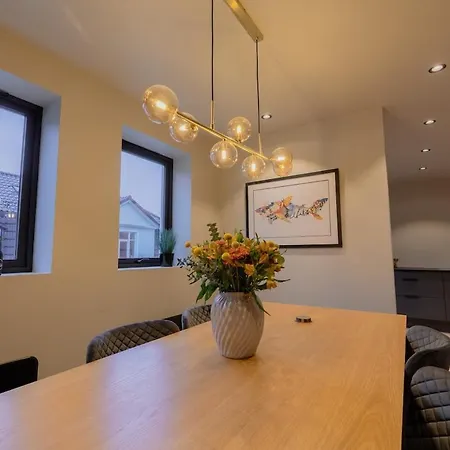 Charming 4-bed In Center *