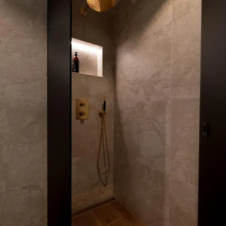 Charming 4-bed In Center Apartment *