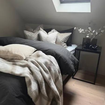 Charming 4-bed In Center Leilighet