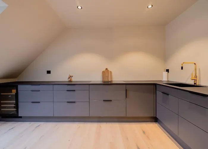 Charming 4-bed In Center Appartement